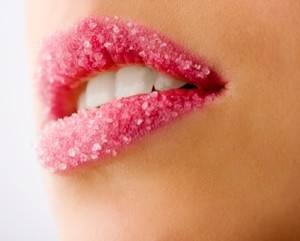 Cara Alami Ubah Bibir Berwarna Gelap Menjadi Pink Merona