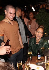 Jennifer Lopez dan Casper terlihat asyik mengobrol bersama para tamu. Christopher Polk/Getty Images.