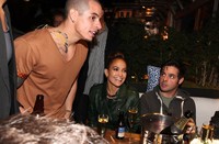 Meski tak bermesraan, Casper dan J-Lo terlihat selalu bersama. Christopher Polk/Getty Images.