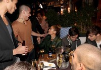 Mereka pun tampak menikmati sampanye di pesta itu. Christopher Polk/Getty Images.