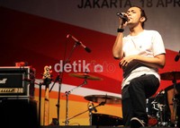 Irang yang notabene sebagai musisi senior tak sungkan diajak berduet dengan Vanya sebagai musisi pendatang baru.