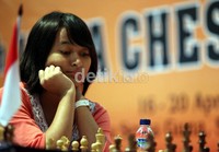 Pecatur Indonesia WIM Medina Warda Aulia tapak konsentrasi penuh. Rating Medina saat ini 2172.
