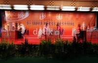 Keenam pecatur turnamen internasional wanita memulai pertandingan pada kejuaraan JAPFA Catur Festival di Jakarta, Kamis (19/4/2012).
