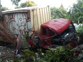 Kontainer Tabrak Truk dan Rumah Hingga Nyungsep