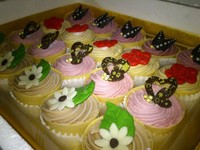 Kalau yang ini Cupcake Ice Cream. Ada 4 rasa, yaitu cokelat, moka, blueberry, dan buah naga. Hiasannya bisa disesuaikan dengan keinginan Anda lho! Cupcake ini bisa dibawa pulang dengan harga Rp 230,000-440,000.