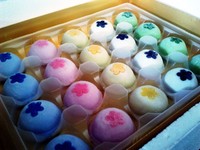 Ingin mochi yang tak sekedar kenyal? Mochi khas Jepang ini di dalamnya diisi es krim rasa teh hijau, kacang merah, black sesame, taro, cokelat, atau alpukat. Dengan harga Rp 185,000-345,000, Anda bisa mencicipi kenyal-dingin-manis-enaknya mochi ini.