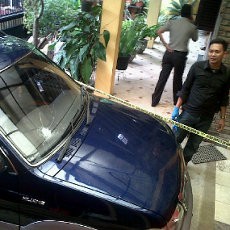Pelaku Tembak Kaca Mobil & Istri Kolonel di Garasi Rumah