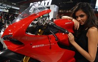 Model tersenyum saat berpose dengan motor Ducati 1199 Panigale S di Milan Show beberapa waktu lalu. (Dok Ducati)