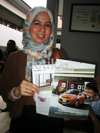 Ludmilla Arif memperlihatkan brosur Nissan March di persidangan PN Jaksel beberapa waktu lalu. Nissan di iklan menyebutkan konsumsi BBM March mencapai 21,8 km per liter. Namun Milla mengaku tidak pernah mendapatkan angka konsumsi tersebut.