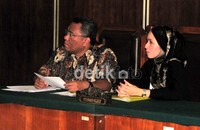Milla didampingi pengacaranya David M.L. Tobing saat persidangan PN Jaksel. PN Jaksel menguatkan keputusan BPSK agar Nissan mengembalikan uang Milla.