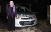 Milla dengan mobil Nissan March di rumahnya di kawasan Kalibata.