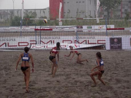 Tim Voli Putri Indonesia Memulai dengan Positif