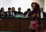 Sakit, Nunun Nurbaetie Batal Diperiksa KPK