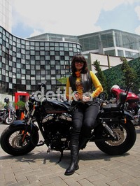 Meski harus jatuh bangun untuk bisa belajar mengendarai motor besarnya, akhirnya Vita mendapatkan Surat Ijin Mengemudi(SIM). Dan bisa menggunakan motor kesayangan miliknya.