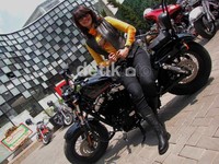 Saya naik motor itu karena hobi, dari dulu saya suka naik motor. Dan karena suami saya suka naik motor besar, saya langsung ganti untuk naik motor besar. Dan buat saya naik motor itu harus tetap feminin dan tampil cantik, ujar Vita pada detikOto sambil nongkrong dengan motornya.