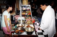 Pesan ikan dan tahu, telur balado dan sayur togenya juga, kata Nono, Jumat (20/4/2012) saat memesan makanan di Warteg.