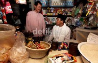 Sebelum makan di Warteg, Nono sempat mengunjungi warga sekitar pasar Cikini dan mengobrol dengan pedagang sekitar. Nono menuturkan kedatangannya tersebut ingin menyerap aspirasi masyarakat dan bersilahturahmi untuk mengetahui berbagai persoalan di Jakarta yang dihadapi masyarakat.