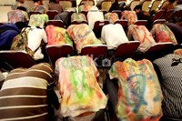 Puluhan pelajar yang masih mengenakan seragam sekolah tersebut tampak menunduk.