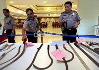 Polisi juga mengamankan senjata tajam dari tangan para pelajar tersebut.