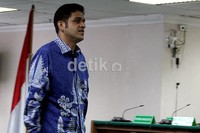 Nazaruddin yang mengenakan kemeja batik lengan panjang warna biru meninggalkan ruang sidang. Ramses/detikcom.