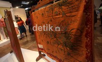 Rumah adat Betawi, busana, kesenian Betawi dipamerkan.