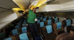 Bos Garuda Bersih-bersih Kabin Pesawat