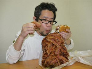 Pria Jepang Coba Makan Burger Isi 1,050 Bacon