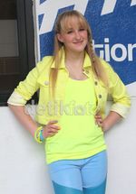 Camryn Siap Buka Konser Greyson Chance