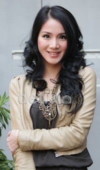 Cantik, mulus, dan putih adalah perpaduan yang pas jika melihat sosok Jill Gladys.