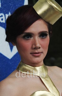 Mulan berpose usai tampil di acara DahSyat, Studio RCTI, Kebon Jeruk, Jakarta Barat, Jumat (20/4/2012). (Gus Mun/detikcom)
