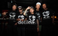 Setelah sebelumnya sukses dengan single Time to Rock and Roll kini Saint Loco memilih single jagoan berjudul Tentang Kita