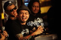 Band yang mulai eksis pada tahun 2002 itu sempat vakum karena berbagai masalah ditubuh Saint Loco pada tahun 2008.