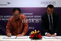 Penandatangan kerjasama dilakukan oleh Direktur Pemasaran dan Penjualan Garuda Indonesia Arif Wibowo (kiri) dan Vice President Airline Group Amadeus John Chapman di Jakarta, Jumat (20/04).