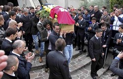 Di atas peti mati itu diletakkan kaus merah klub Livorno bernomor 25. REUTERS/ANSA/Pool.