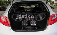 Musik dan spaker jadi perangkat wajib di mobil.