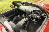 Hal terindah adalah yang sangat eksotik yang menjadi ciri khasnya yakni dengan atap convertible. Atap kerasnya dibuka-tutup secara otomatis dengan menekan tombol di konsol tengah (kanan untuk buka dan kiri untuk tutup).