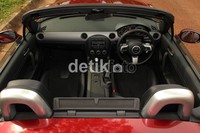 Desain kabin konsepnya sangat mengesankan mobil sport. Jika dibandingkan dengan Mercy SLS AMG seperti lebih mudah memasuki SLS AMG ketimbang Mazda MX-5.