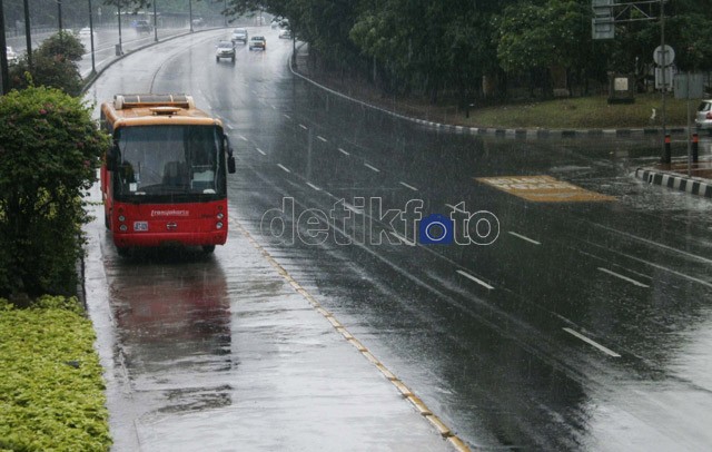 Peringati Hari Kartini, Pengemudi TransJ akan Berkebaya
