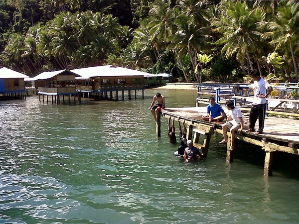 Renang dan snorkling di Dermaga Biru, Halmahera Selatan