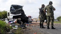 Polisi dan tentara Meksiko berada di lokasi untuk melakukan evakuasi.Reuters/Stringer.