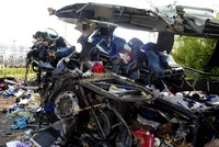 Bus tersebut tampak ringsek. Selain menewaskan 43 orang, kecelakaan ini juga menyebabkan 18 orang terluka. Reuters/Stringer.