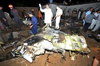 Tim penyelamat mencari korban pesawat jatuh. Menurut pejabat bandara setempat, cuaca buruk menjadi salah satu penyebab jatuhnya pesawat ini. AFP/Aamir Qureshi.