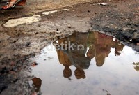 Para siswa karnaval mengelilingi jalan di sekitar sekolah mereka.
