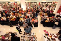 Para pengunjung memilih pakaian yang akan dibelinya.