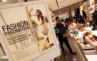 Di pusat perbelanjaan ini, untuk tas dan sepatu menjadi pusat perhatian pengunjung.