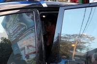 Pemilik tas dibawa ke kantor polisi setempat. (Wiyudha Ari Shandy).