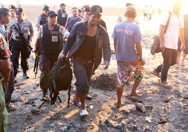 Tas Mencurigakan di Pantai Seminyak Berisi Baju