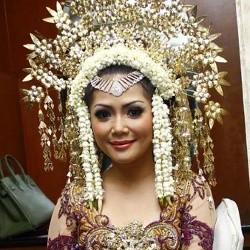 Iis Dahlia: Bukan Kristina yang Menikah