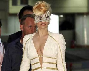Turun dari Pesawat, Lady Gaga Pakai Gaun Couture Versace