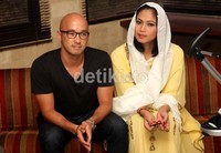 Bersama sang suami Brett Lee Money, Kinar menjelaskan kapan pernikahan itu berlangsung. Gusmun/detikcom.